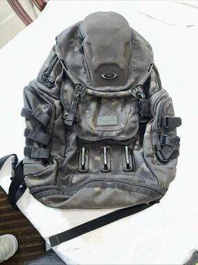 Oakley Men’s Backpack in Black Camo Pattern